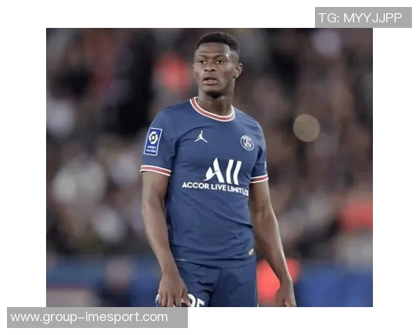 努诺门德斯伤愈复出巴黎官方发布训练照片展现积极状态 努诺门德斯伤愈复出巴黎官方发布训练照片展现积极状态