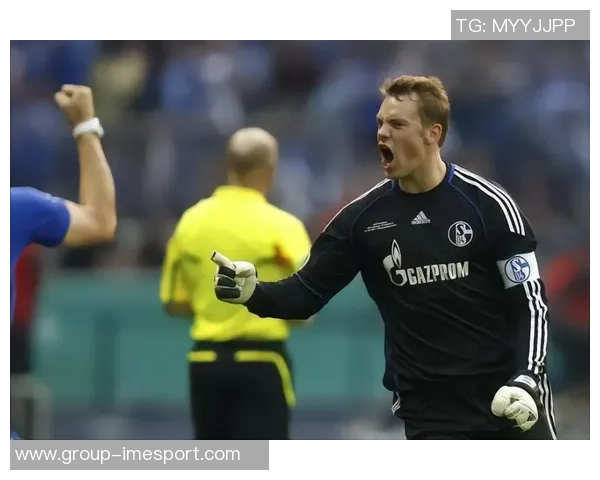 拉基蒂奇与诺伊尔阿萨莫阿合影穆勒赞叹组合实力强大 拉基蒂奇与诺伊尔阿萨莫阿合影穆勒赞叹组合实力强大