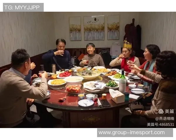 美媒分享库里一家六口温馨聚餐照片时光荏苒令人感慨不已