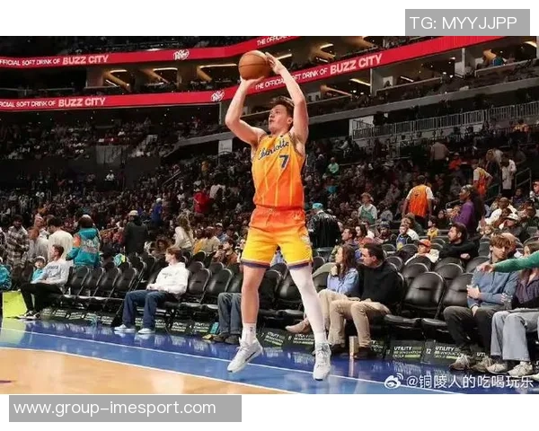 克尼佩尔表现出色21投8中斩获21分11篮板助攻和抢断全面数据展现实力