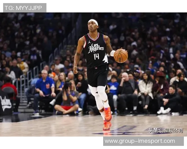 快船邓恩称赞保罗职业素养观察其比赛对自己成长助益良多 快船邓恩称赞保罗职业素养观察其比赛对自己成长助益良多