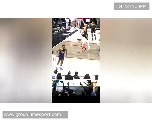 维金斯突破禁区高打板文班亚马展现超凡身高送出精彩钉板大帽