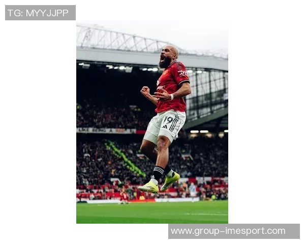 姆伯莫终于领奖英超10月最佳球员奖杯落入手中 姆伯莫终于领奖英超10月最佳球员奖杯落入手中