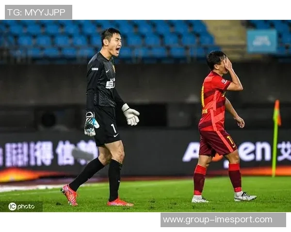 日本队迅速追平比分小川航基远射助攻巴拉圭门将失误入网